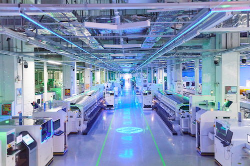 實(shí)探富士康鄭州工廠 機(jī)械臂與年輕工人共舞的生產(chǎn)線變革